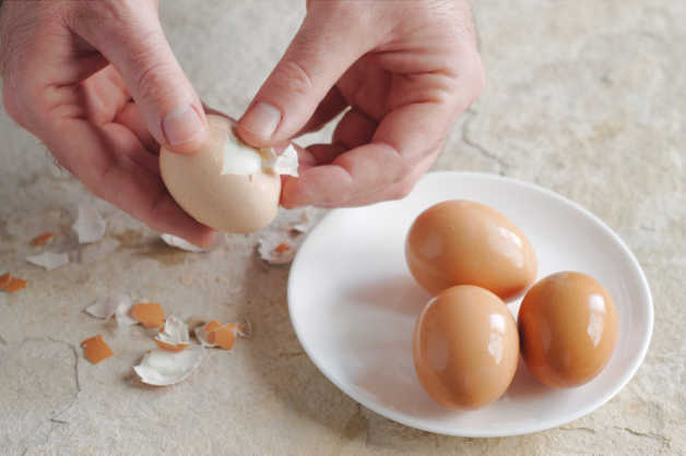 eggs peeling
