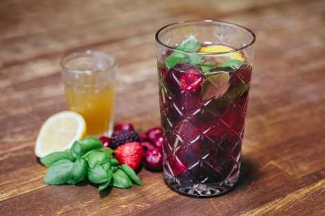 Herb-berry-and-lemon-iced-tea-recipe