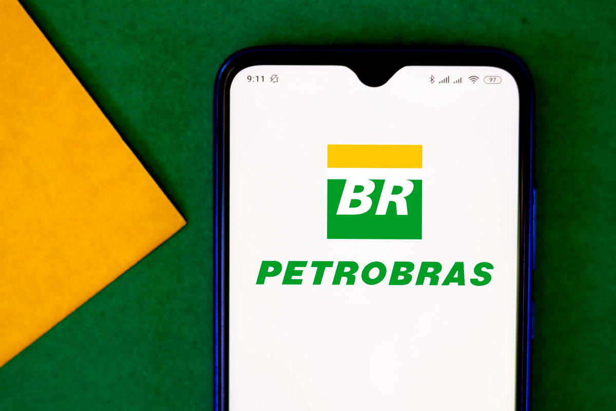 Petróleo Brasileiro S.A. (Petrobras) logo seen displayed on a smartphone