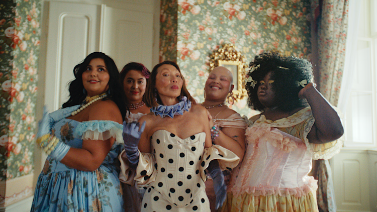 dove-body-wash-bridgerton-advertising-commercial-film-broadcast-let-them-talk-video-powerful-confident-all-women-portrait