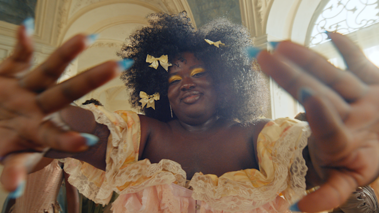 dove-body-wash-bridgerton-advertising-commercial-film-broadcast-let-them-talk-video-powerful-confident-women-sophi-portrait