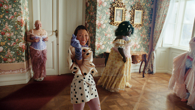 dove-body-wash-bridgerton-advertising-commercial-film-broadcast-let-them-talk-video-powerful-confident-women-gym-snap-portrait