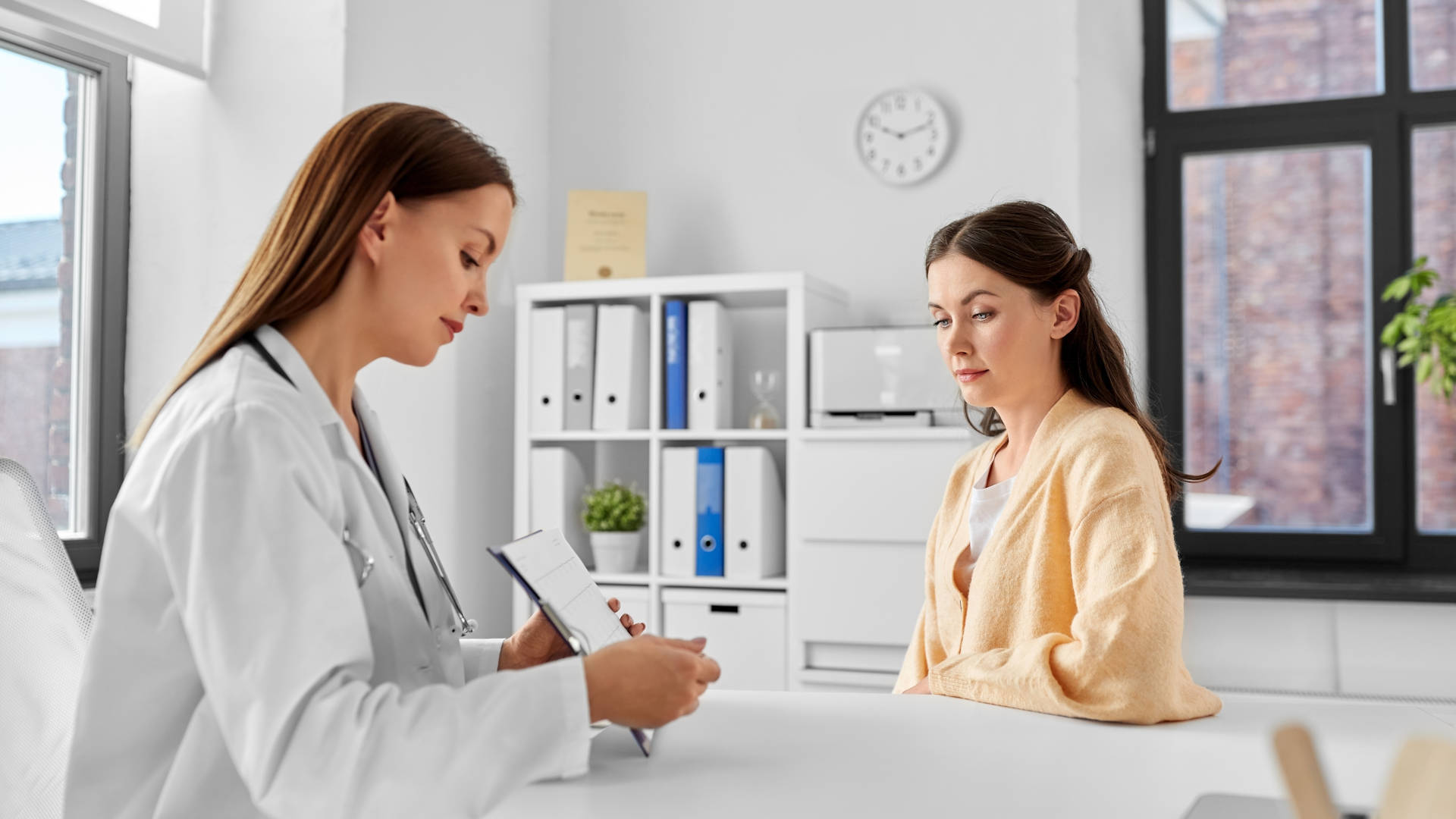 Lady during the apointment to the doctor