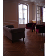 Parquet chêne pose en chevron cloué sur lambourdes, après vernissage. Finition incolore satinée. Parquet chêne pose en chevron cloué sur lambourdes, après vernissage. Finition incolore satinée.