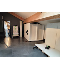 Egger W980 blanc Kaolin. poignée de tirage Alu anodisé noire au Ml. Guidage au sol des meubles avec butée. Egger W980 blanc Kaolin. poignée de tirage Alu anodisé noire au Ml. Guidage au sol des meubles avec butée.