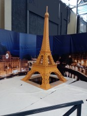 Semie maquette Tour Eiffel 3D. Éclairage scintillant intégré commandé à distance. 
