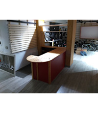 Rouge cerise Egger U 323 et mélèze 26 mm. L’extrémité du comptoir est su roulette et pivote. L'angle arrondie du plan de travail se relève laissant ainsi apparaitre la trappe qui mène à une réserve. Rouge cerise Egger U 323 et mélèze 26 mm. L’extrémité du comptoir est su roulette et pivote. L'angle arrondie du plan de travail se relève laissant ainsi apparaitre la trappe qui mène à une réserve.