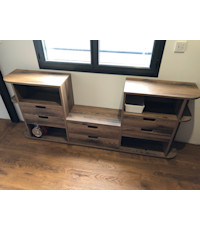 Bois de grange U 1400 Egger. Porte coulissante et pivotente sur mesure Chêne massif, teinte à l'eau finition huilée (gamme Rubio). Bois de grange U 1400 Egger. Porte coulissante et pivotente sur mesure Chêne massif, teinte à l'eau finition huilée (gamme Rubio).