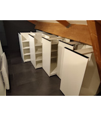 Egger W980 blanc Kaolin. poignée de tirage Alu anodisé noire au Ml. Guidage au sol des meubles avec butée. Egger W980 blanc Kaolin. poignée de tirage Alu anodisé noire au Ml. Guidage au sol des meubles avec butée.