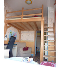 Création mezzanine sur mesure sapin, assemblage traditionnel avec parquet contrecollé et escalier hêtre à pas Japonnais. Structure auto porteuse indépendante, pas de liaison avec les murs. Création mezzanine sur mesure sapin, assemblage traditionnel avec parquet contrecollé et escalier hêtre à pas Japonnais. Structure auto porteuse indépendante, pas de liaison avec les murs.