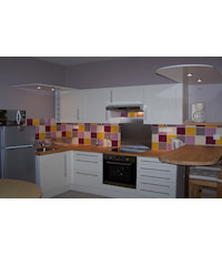 Cuisine laquée crème brillante. Plan de travail sur mesure Hêtre 38 mm massif. Finition huilée. Bandeaux d'éclairage suspendus, faïence multicolore Leroy merlin. Cuisine laquée crème brillante. Plan de travail sur mesure Hêtre 38 mm massif. Finition huilée. Bandeaux d'éclairage suspendus, faïence multicolore Leroy merlin.