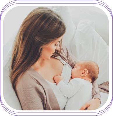 Femibion: Mãe que amamenta com a jaqueta marrom segurando seu bebê