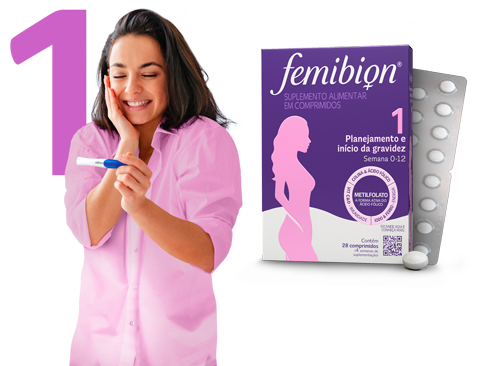 Pacote multivitamínico Femibion 1 e kit de teste para mulheres segurando gravidez e sentindo-se feliz ao encontrar um resultado positivo