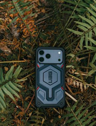 UAG Monarch Pro Kevlar iPhone 17 Pro Max Case iPhone 17 Pro Max in Kevlar Black lifestyle view