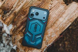 UAG Monarch Pro Kevlar iPhone 17 Pro Max Case iPhone 17 Pro Max in Kevlar Black lifestyle view