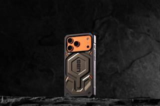 UAG Monarch Pro Kevlar iPhone 17 Pro Max Case iPhone 17 Pro Max in Kevlar Black lifestyle view