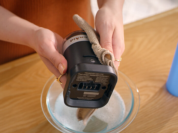 video-placeholder-wrapper-kitchenaid-cordless-go-collection-vacuum-sealer-set-up-step-2