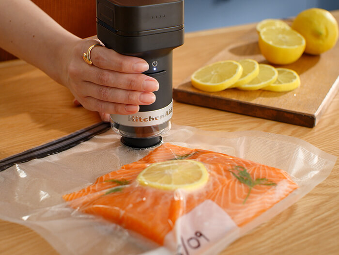 video-placeholder-wrapper-kitchenaid-cordless-go-collection-vacuum-sealer-set-up-step-5-2