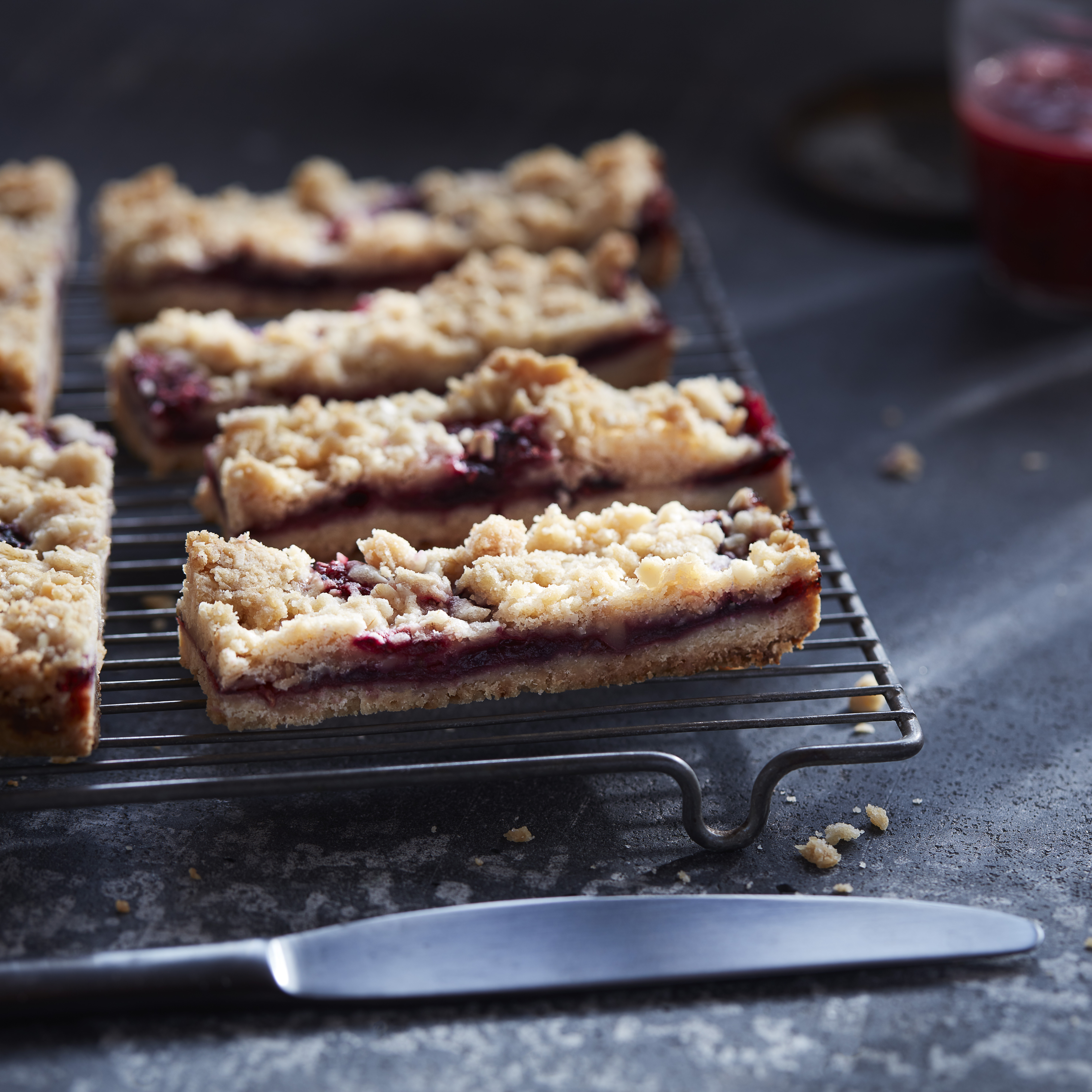 CAHuqz1kQxuc2ggxLYB4_3_Berry_Crumble_Bars_square.jpg
