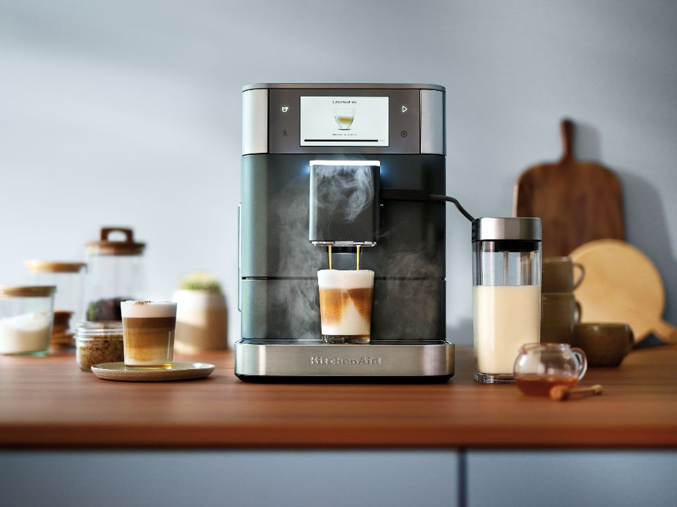 KitchenAid<sup>®</sup> fully automatic espresso machine with milk-based espresso drinks
