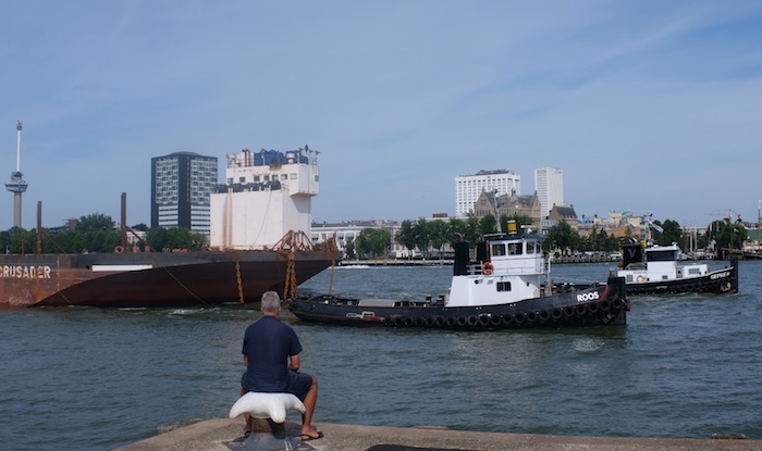Watertaxi - sleepboot Gepke III vaart voorbij