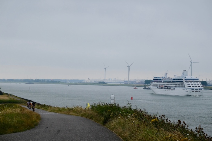 watertaxi - cruiseschip Nieuwe waterweg