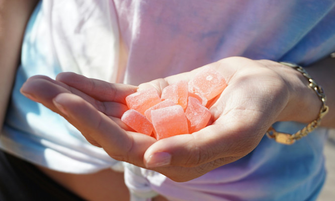 Fast Acting Gummies vs Regular Edibles: Understanding the 15-Minute Advantage