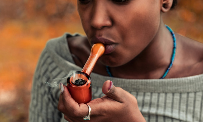 How to Tell if Someone Is High on Marijuana: Signs and What They Mean