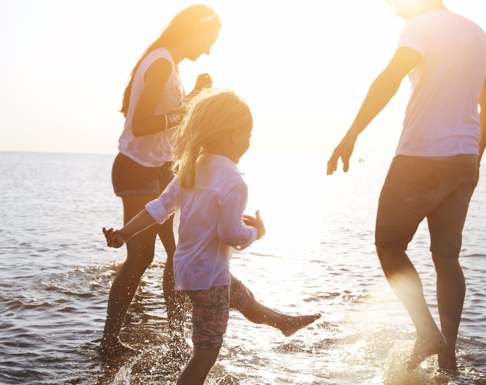 family-playing-in-ocean-i-screen