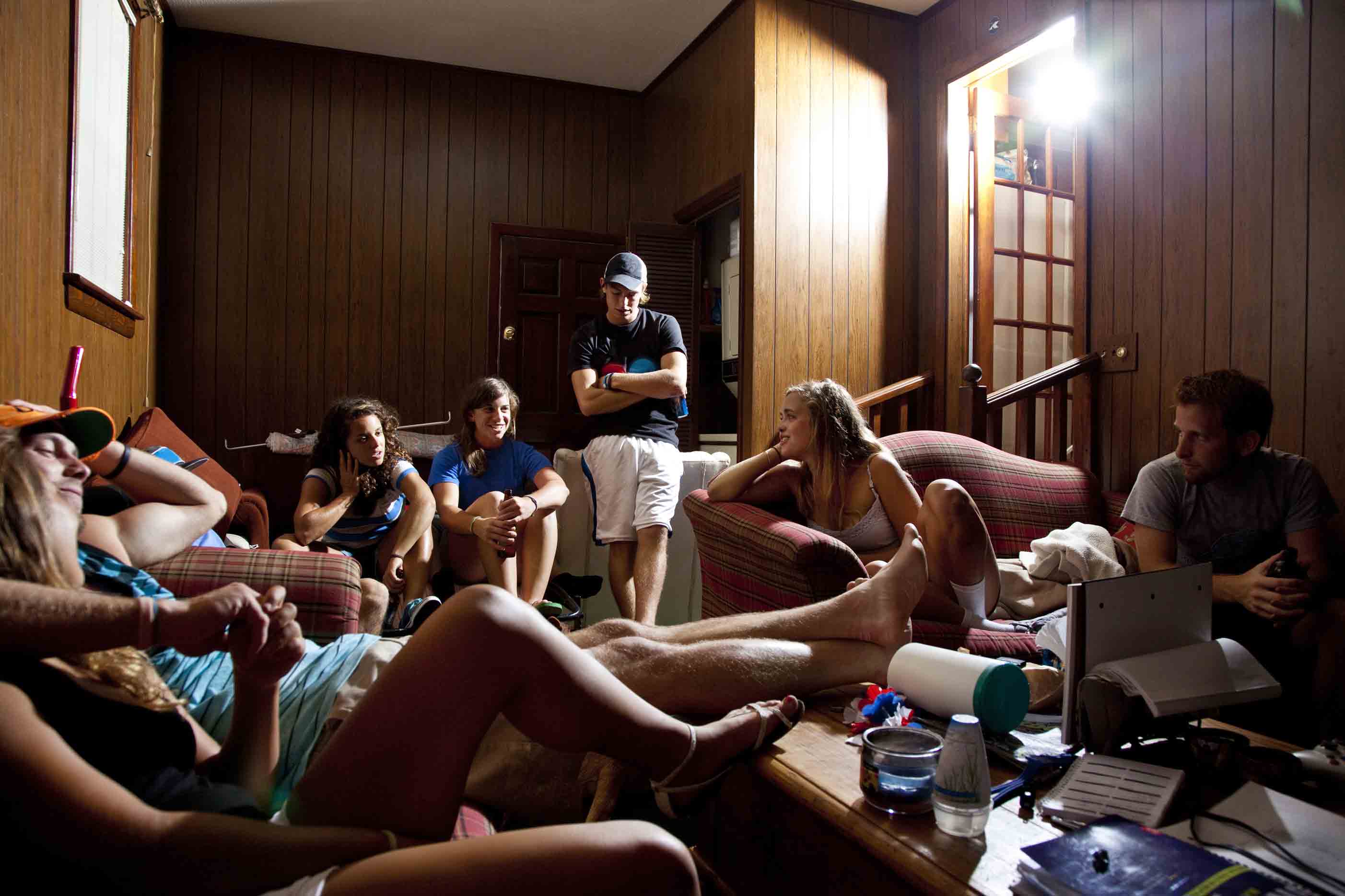 Пять девушек в гольфах демонстрируют голые писечки в комнате общежития