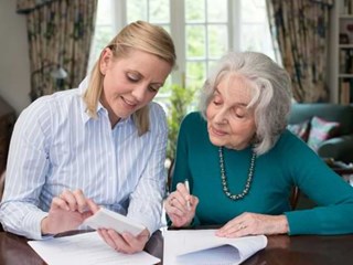 seniorin-und-tochter-pruefen-schreiben