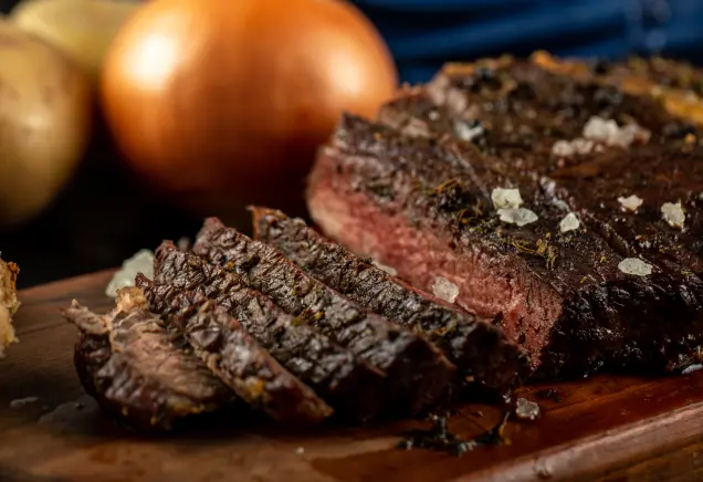 Tauche ein in die köstliche Welt des Flat Iron Steaks! Erfahre, was es einzigartig macht und wie man es zubereitet. Jetzt mehr erfahren!