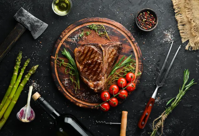 Heute befassen wir uns mit einem echten Klassiker auf dem Grill: dem T-Bone Steak. Was macht das T-Bone Steak so besonders? Wie bereitest du das T-Bone Steak am besten auf dem dem Grill zu? All das verraten wir dir in diesem Artikel.