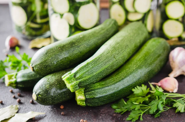 Entdecke überraschend vielseitige Möglichkeiten, Zucchini zu verwenden! Erfahre hier, wie du Zucchini kreativ nutzen kannst. Jetzt lesen!