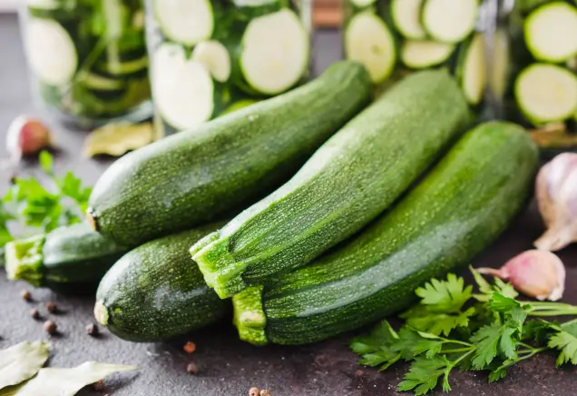 Entdecke überraschend vielseitige Möglichkeiten, Zucchini zu verwenden! Erfahre hier, wie du Zucchini kreativ nutzen kannst. Jetzt lesen!
