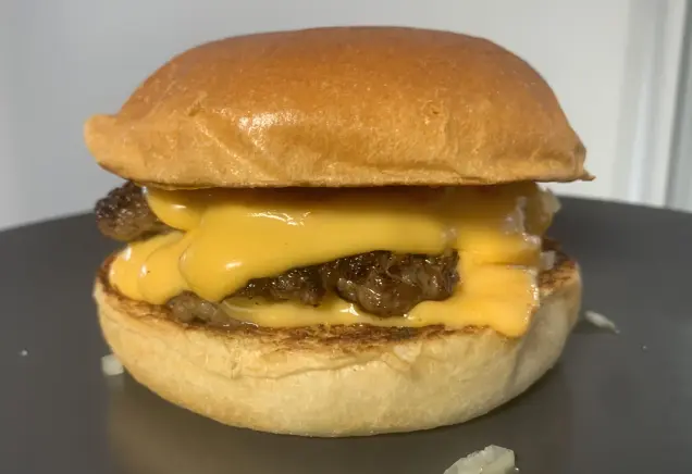So bereitest du einen saftigen Smashed Burger direkt in der Pfanne zu . Perfektioniere dein Burger-Rezept noch heute. Jetzt klicken und loskochen!