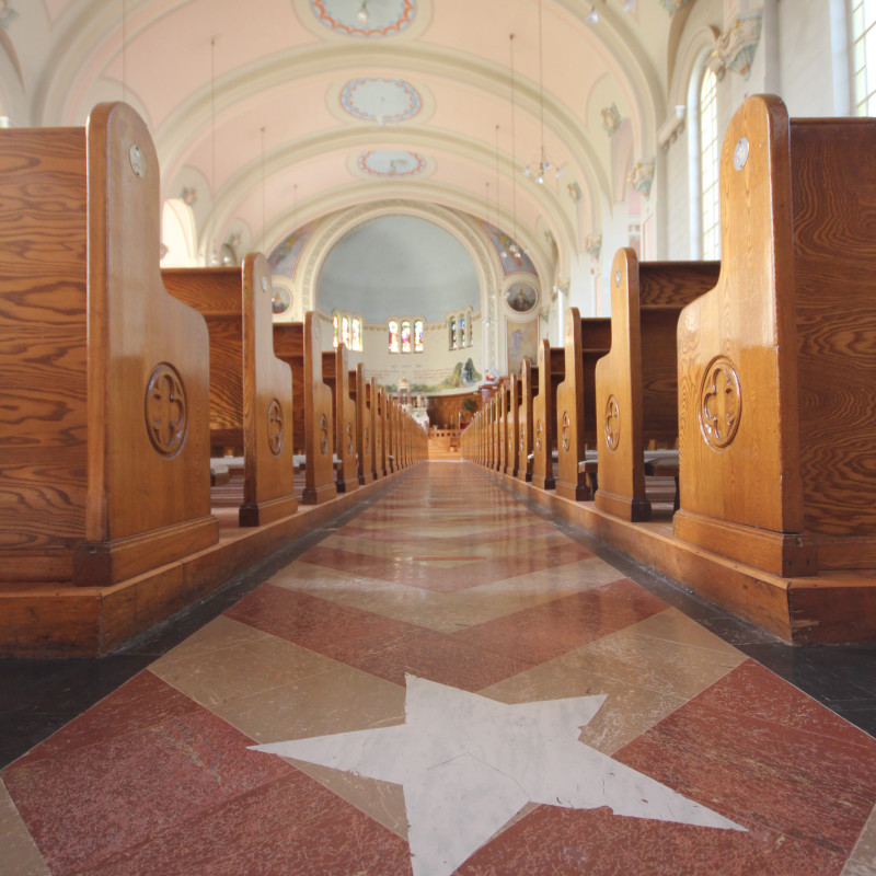 Église St-Louis Chambord allée avec étoile undefined