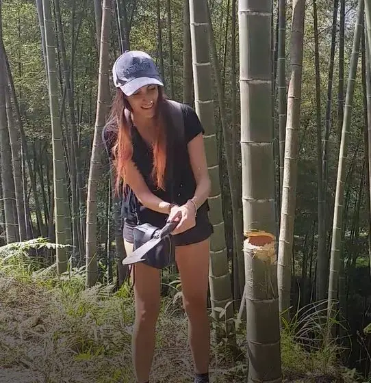 Elisa cutting bamboo
