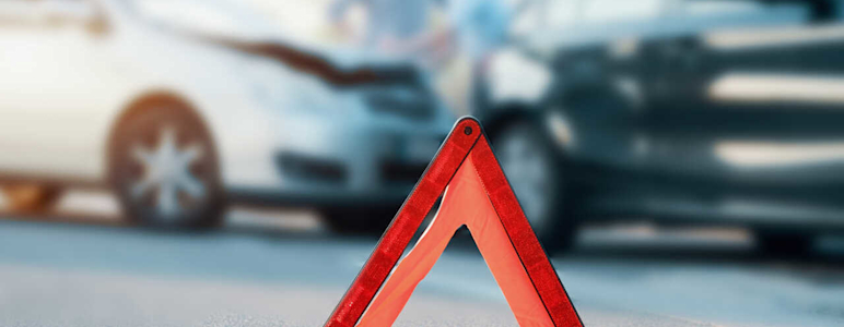 Ein Warndreieck markiert den PKW-Unfall.