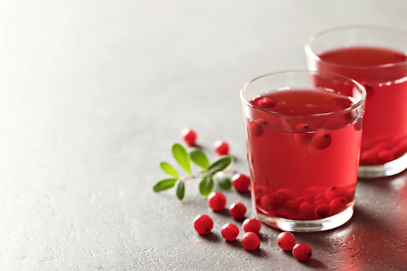 Cranberrysaft kann als Hausmittel gegen Blasenentzündungen getrunken werden.
