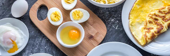 Verschiedene Zubereitungen von Eiern. Hartgekochte Eier, weichgekochte Eier, Spiegelei, Rührei, Omelette.