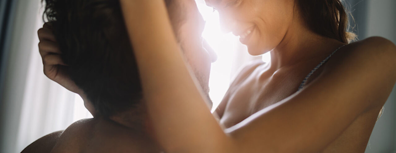 Ein leidenschaftliches Paar beim Vorspiel.