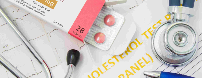 Hohe Blutfettwerte (Hyperlipidämie) bzw. hohe Cholesterinwerte (Hypercholesterinämie) werden mit Statinen behandelt.