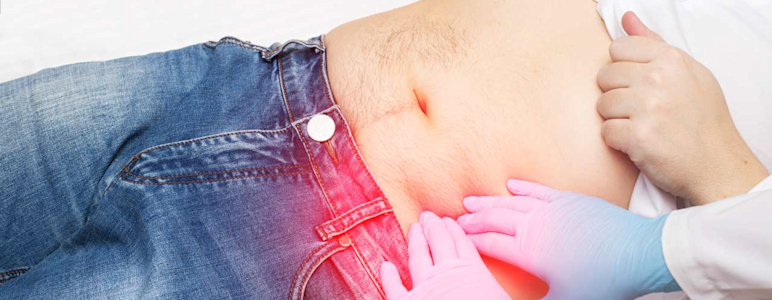 Arzt untersucht Patient durch Palpation des linken Unterbauchs