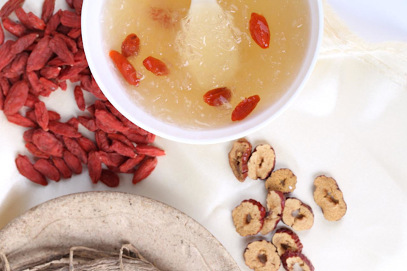 Getrocknete Ginseng-Beeren, Ginseng-Wurzel und eine klare Suppe mit Ginseng-Beeren.