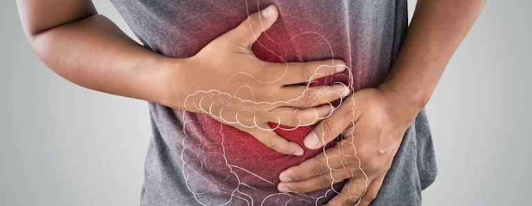 Person-haelt-sich-den-Bauch-mit-beiden-Haenden