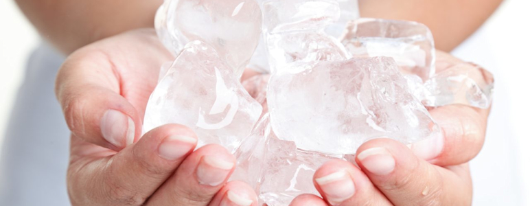 Viele Eiswürfel werden in Händen gehalten.
