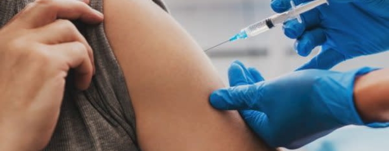 Corona-Impfung in den Arm.