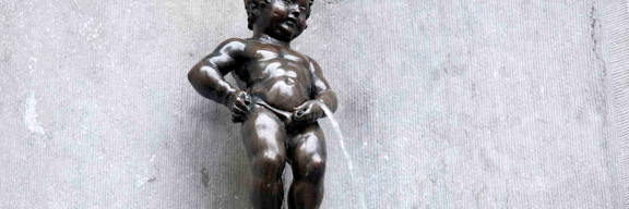 Die Statue Manneken Pis ist das Wahrzeichen von Brüssel.