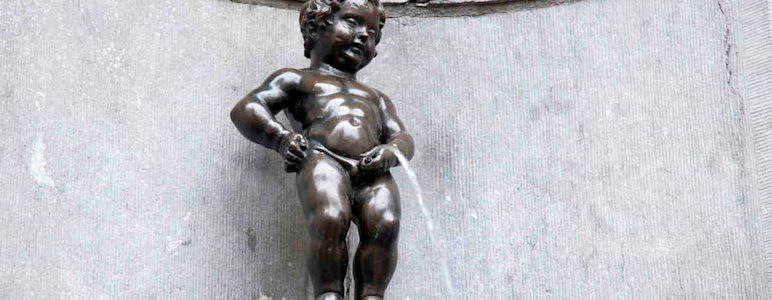 Die Statue Manneken Pis ist das Wahrzeichen von Brüssel.